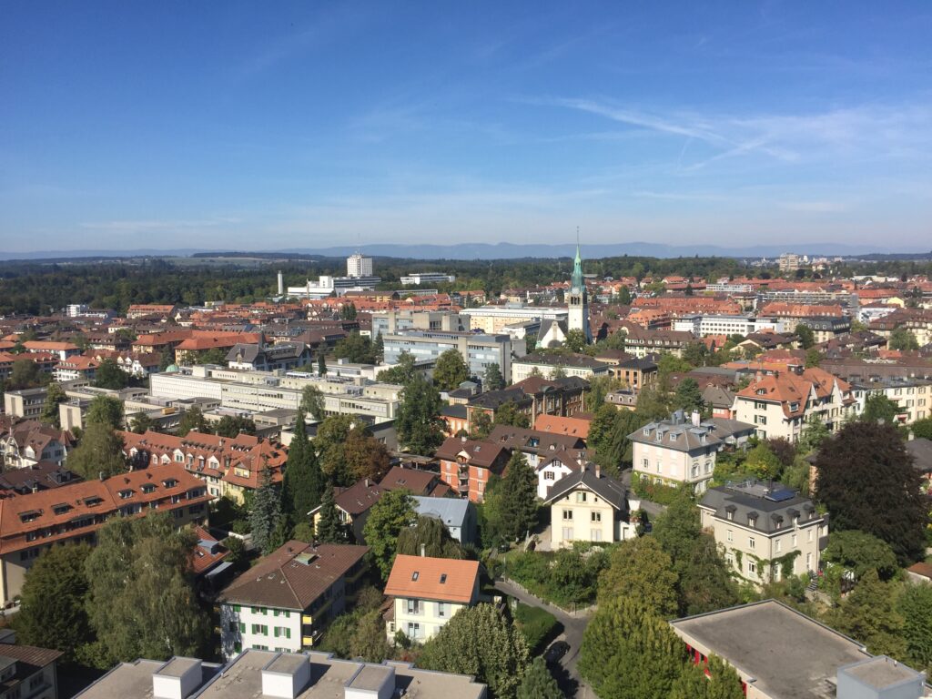 Jura im Hintergrund